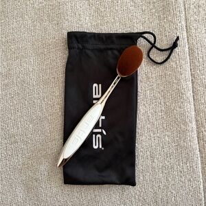 artis Oval 6 Makeup Brush Silver Handle